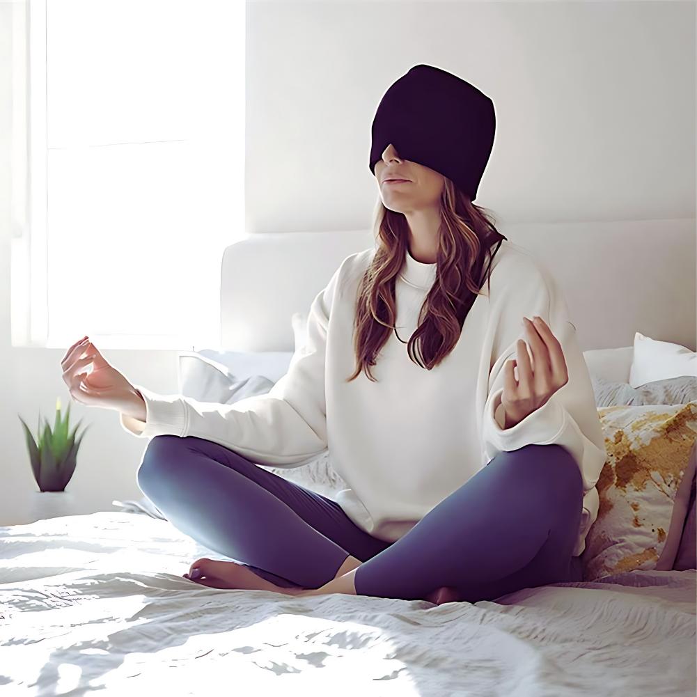 Femme en pose yoga portant un masque migraine